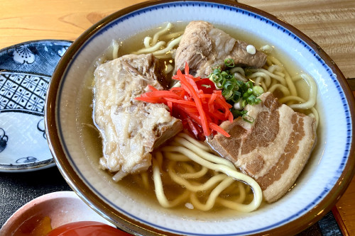 那覇そばには本ソーキと軟骨ソーキと三枚肉が乗っています。