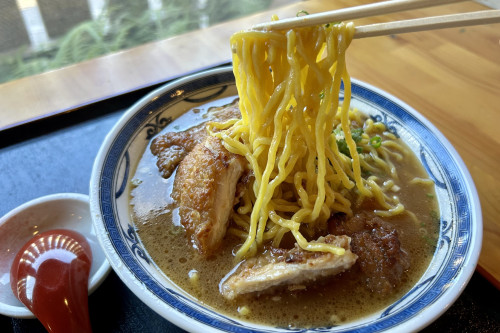 麺は北海道から直送！麺は北海道の製麺所と何度も打ち合わせを重ねて完成したこだわりの逸品