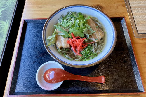 よもぎそば。たっぷりのよもぎでさっぱり味わう沖縄ならではの味です。