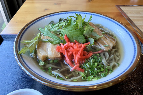 麺にもよもぎが練り込まれており、三枚肉2枚と一緒にいただきます。