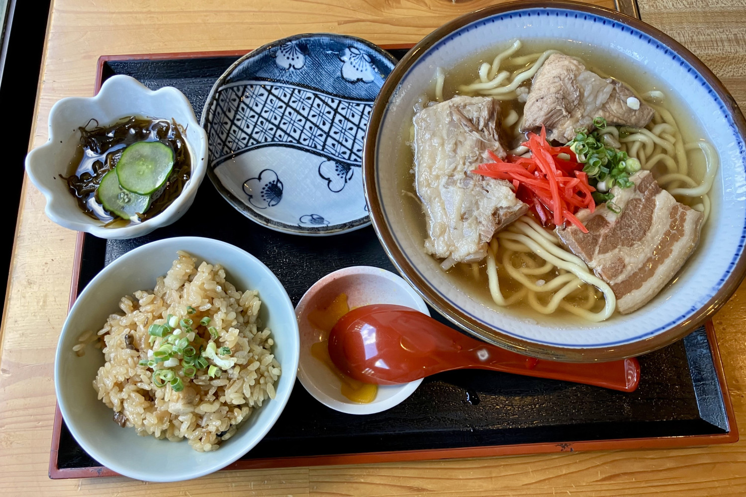 一番人気のそば定食。看板メニューの那覇そばとじゅうしぃと沖縄もずく酢のセットです。