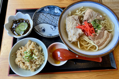 一番人気のそば定食。看板メニューの那覇そばとじゅうしぃと沖縄もずく酢のセットです。