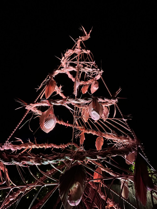 貝殻やクバの葉で作られています