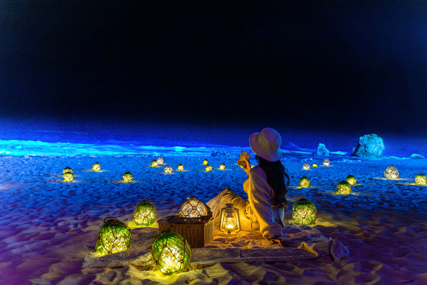 400本以上の空瓶をアップサイクルしたランタン