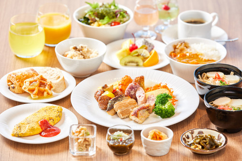 沖縄県産食材など季節の野菜、食材を中心に提供される朝食