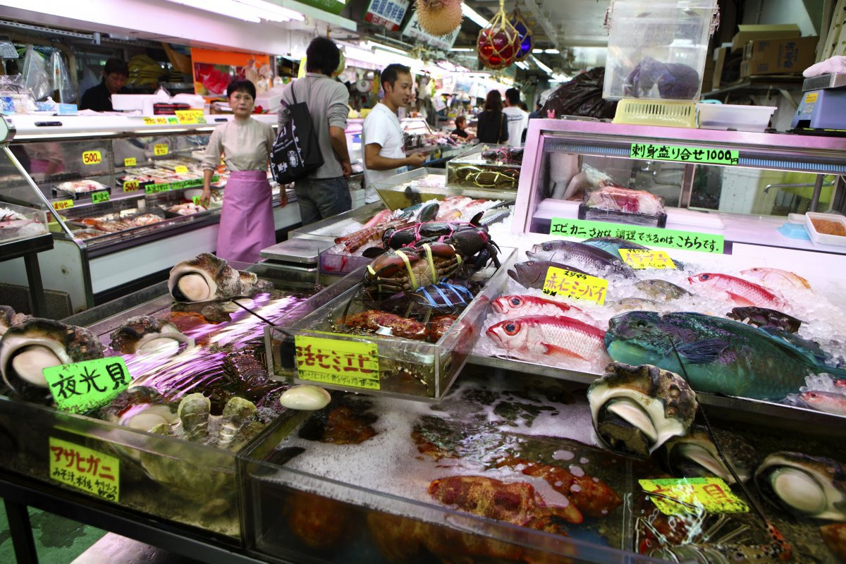 活気あふれる牧志公設市場。魚や肉、野菜など沖縄ならではの食材が豊富に揃う