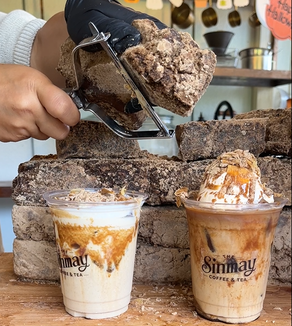 生黒糖ミルクティー（左）　・　バニラテ生黒糖（右）