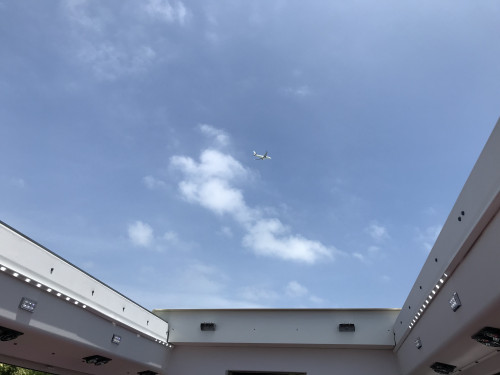 オープントップならでは！那覇空港に離着陸する飛行機が真上に見えます。