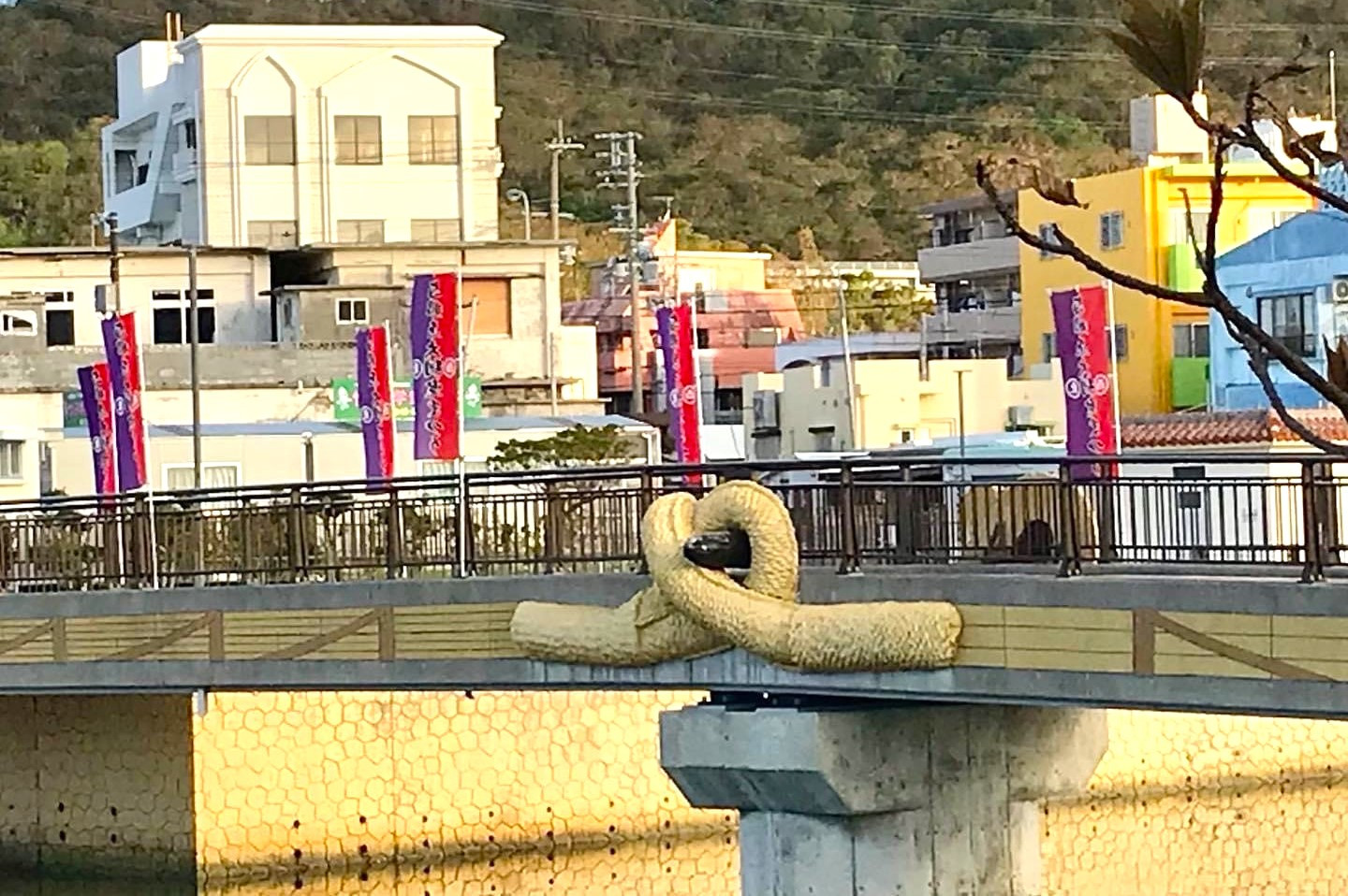 橋の大綱モニュメント