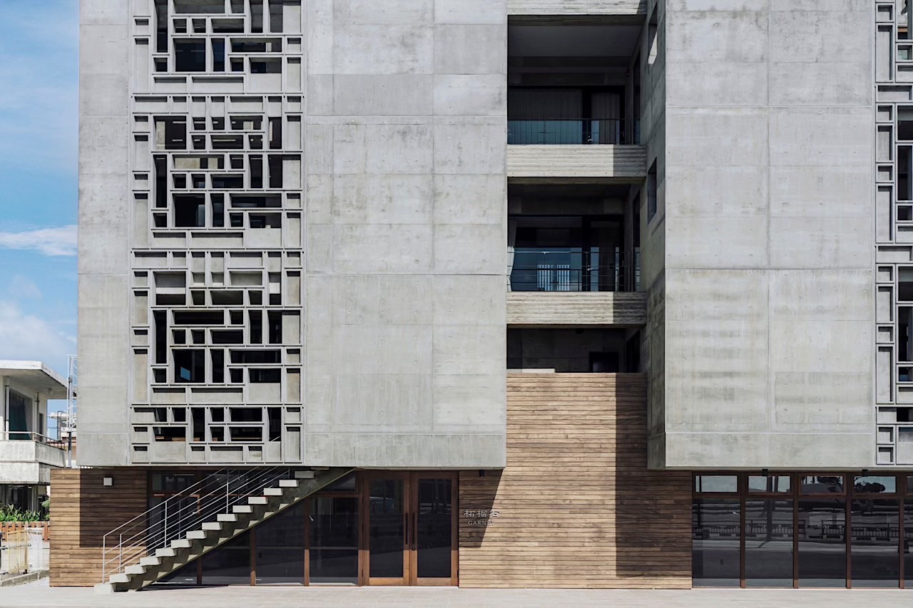 嘉手納警察署の斜め向かい、大きな花ブロックが目印