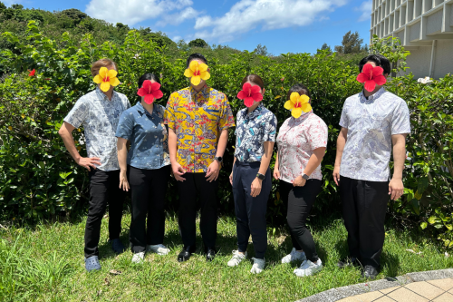 沖縄の太陽の下、明るいかりゆしウェアが映えます！