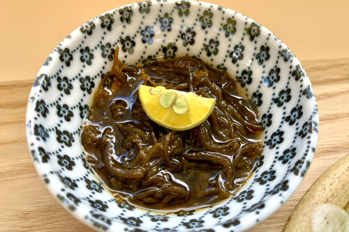 勝連のもずくを使用し、南大東島から取り寄せたシークヮーサーを使った自家製のポン酢がかかっています。