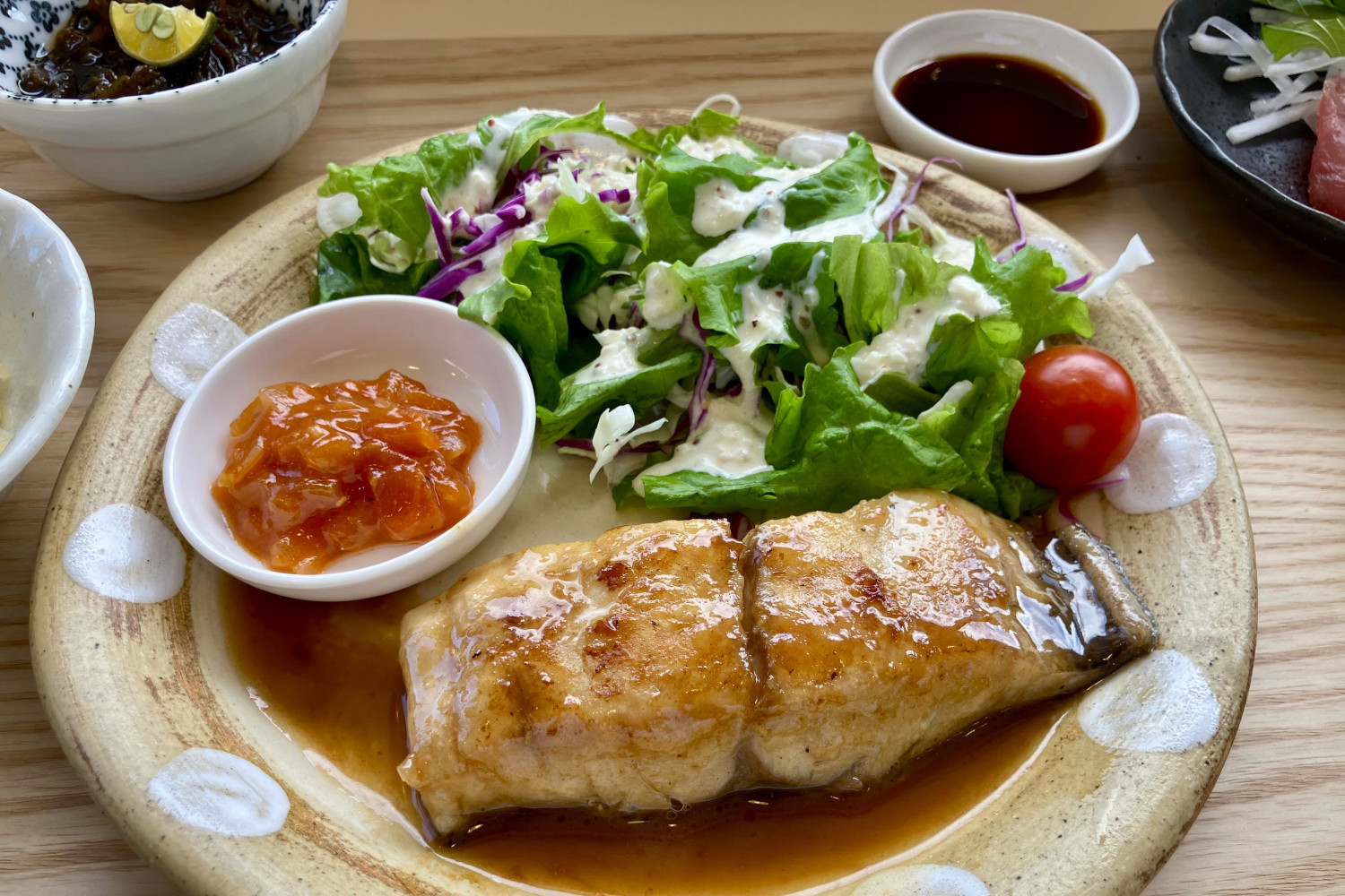 隠し味でマデイラ酒というワインを加え煮詰めてつくったマディラソースでいただきます。