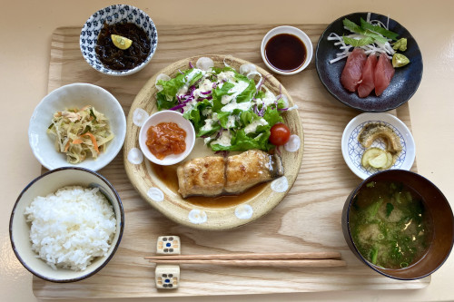 ナワキリ定食 ※みそ汁、ごはん、マグロの刺身、もずく酢、パパイヤイリチー、漬物付