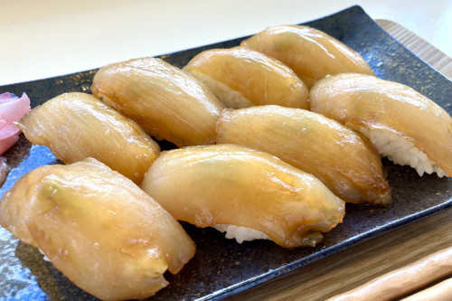 もっちりとした甘めのシャリと、みりん醤油に漬け込んだネタが特徴