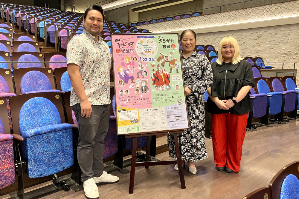 左：構成・演出・アルマヴィーヴァ伯爵／喜納響さん 、中央：ロジーナ／知念利津子さん、右：舞台手話通訳／大屋あゆみさん