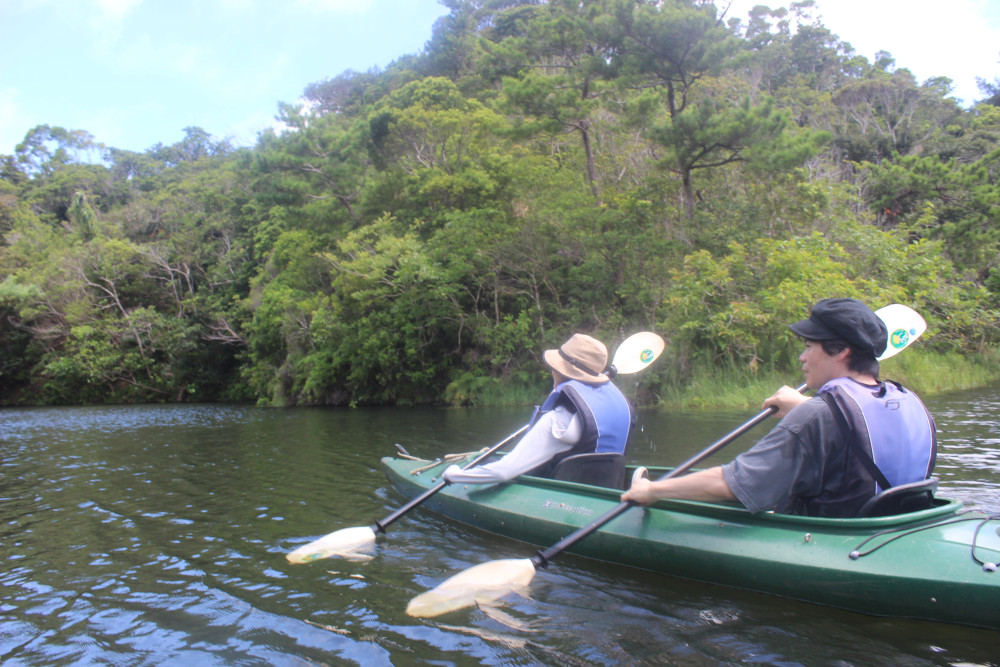 ② 大龍池をカヌーでクルージング