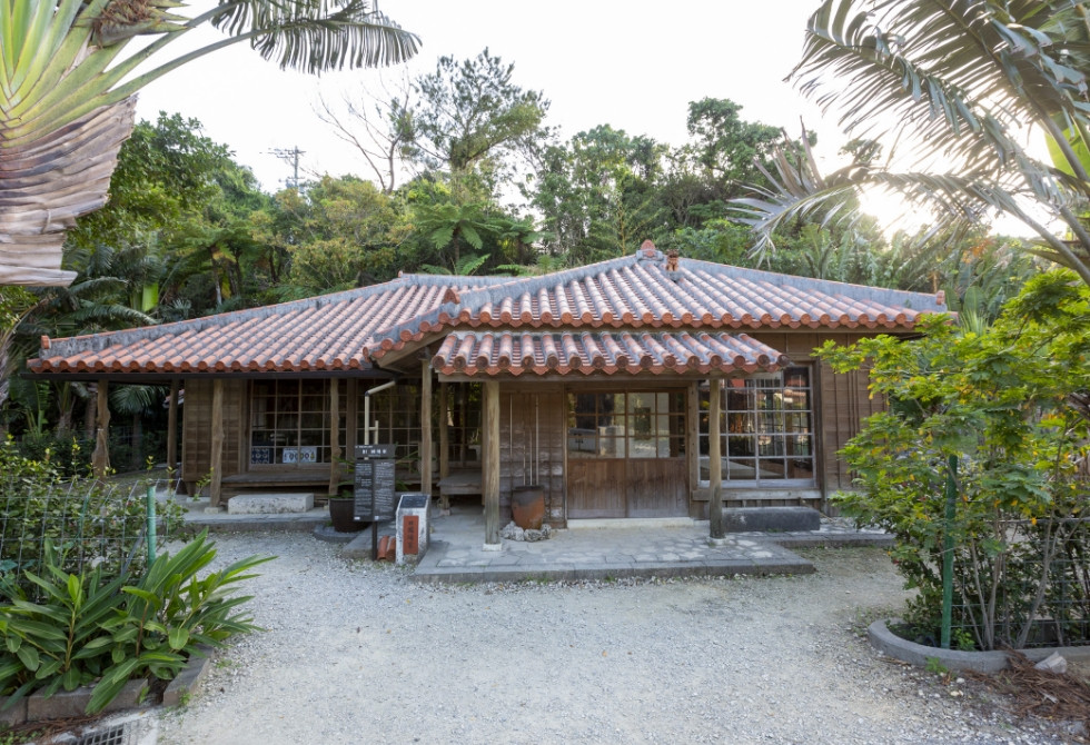 専属ガイドさんと一緒に琉球村園内をまわります 　　　　　　　　　　　　