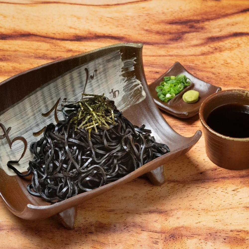 「 冷やし イカスミ練り込み生麺　(オリジナル麺つゆ、薬味、付)」