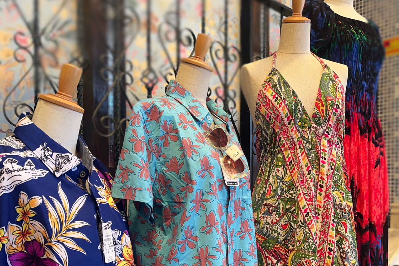 ワンピや柄シャツなどの衣類も充実