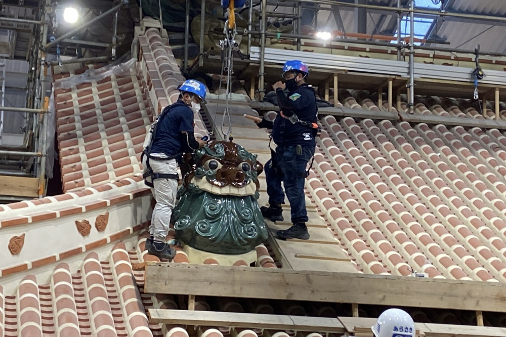 正殿屋根に配された鬼瓦の様子 2025年5月 ©(一財)沖縄美ら島財団 