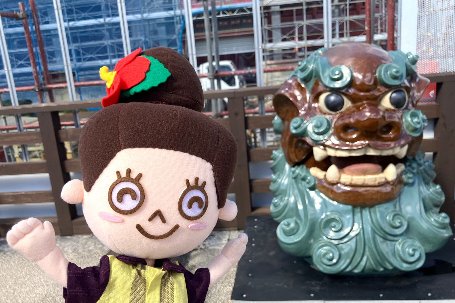 鬼瓦 阿形(あぎょう)とマハエちゃん ©国営沖縄記念公園(首里城公園)