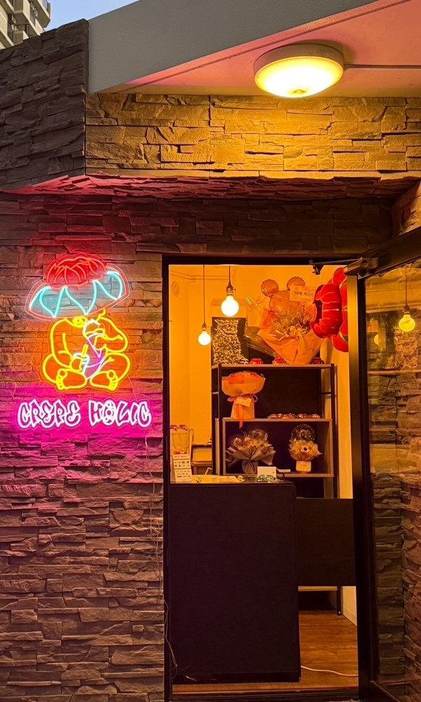 店内では大きな花笠がお出迎え。