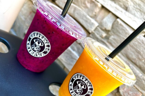 （左）ドラゴンフルーツスムージー(期間限定)　（右）マンゴースムージー(期間限定)