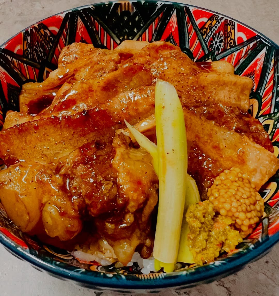 【ランチタイム】沖縄県産豚使用　しまぶた丼