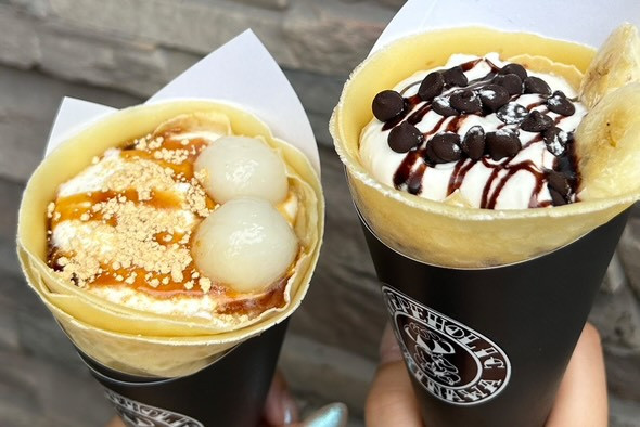 （左）黒蜜きなこ白玉クレープ　（右）チョコバナナ