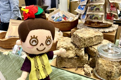 離島フェア2025での出店風景。マハエちゃんも伺いました！