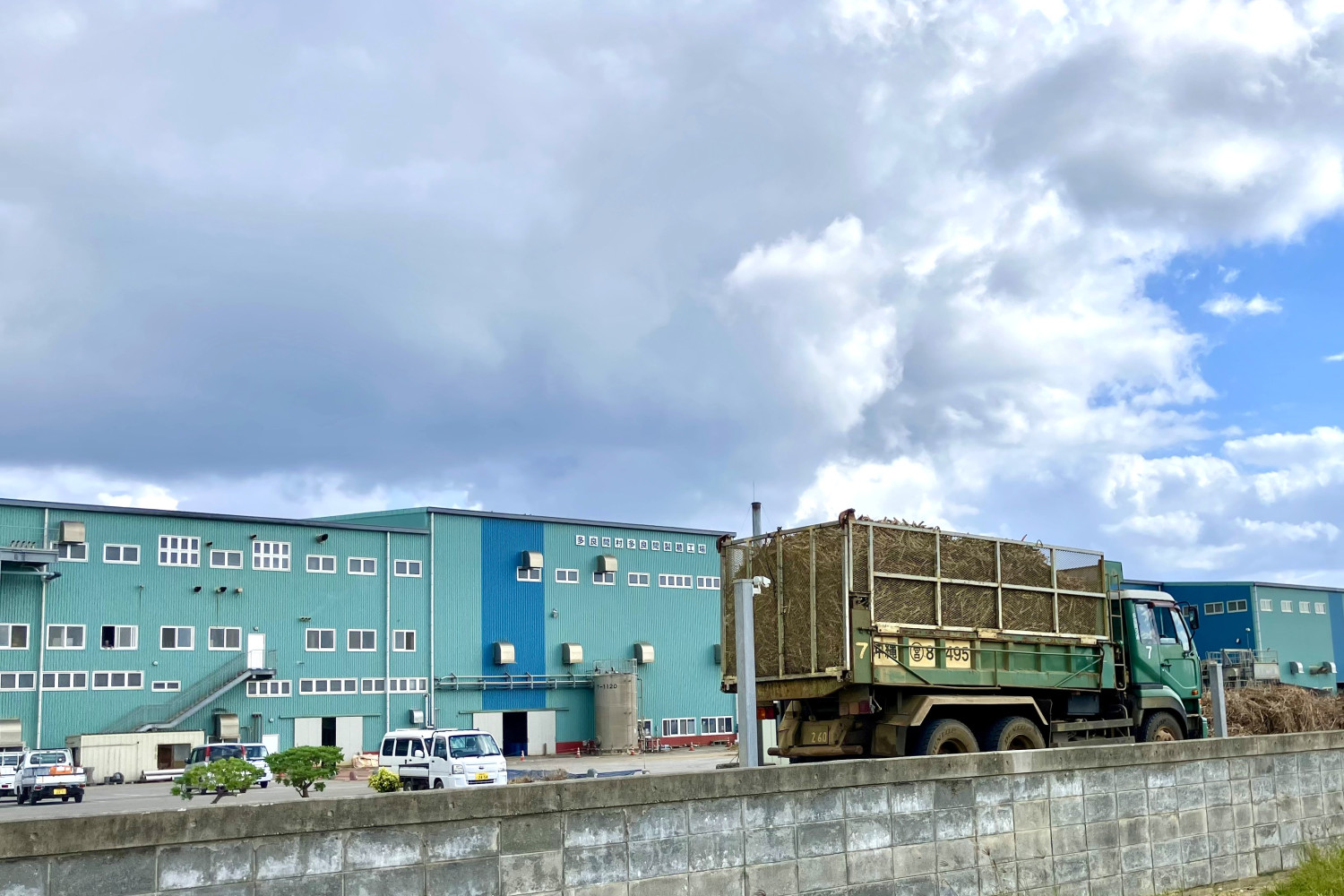 宮古製糖多良間工場：収穫したさとうきびを積んだトラックの計量風景