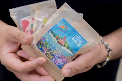 パッケージには贈る相手を思い浮かべながら選べるよう、6パターンの「島の格言」があしらわれています。