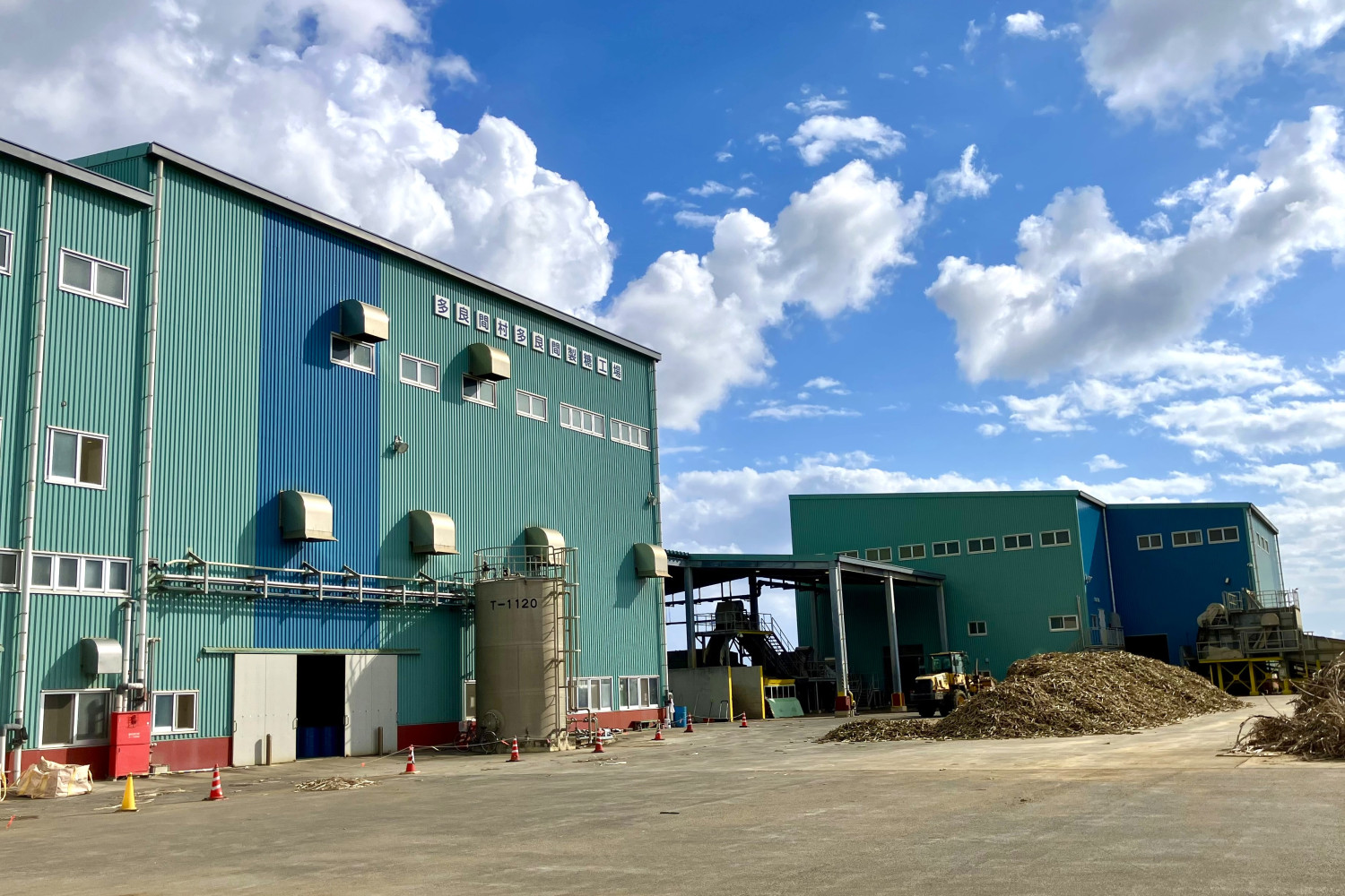 宮古製糖多良間工場：製糖期（主に12〜3月頃）は、工場周辺で甘い香りを感じることができます。