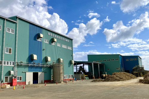 宮古製糖多良間工場：製糖期（主に12〜3月頃）は、工場周辺で甘い香りを感じることができます。