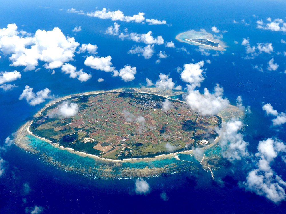 美しいサンゴ礁の海に囲まれた多良間島は周囲20㎞、最高点は標高34mの平坦な島
