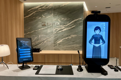 フロントスタッフはカメラ＆マイクで遠隔地対応