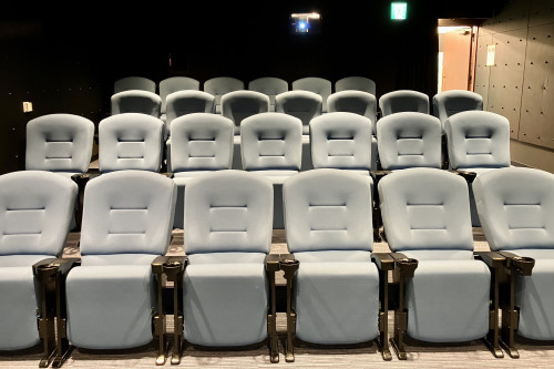 ゆったりとしたシート（ファミンチシアター内）