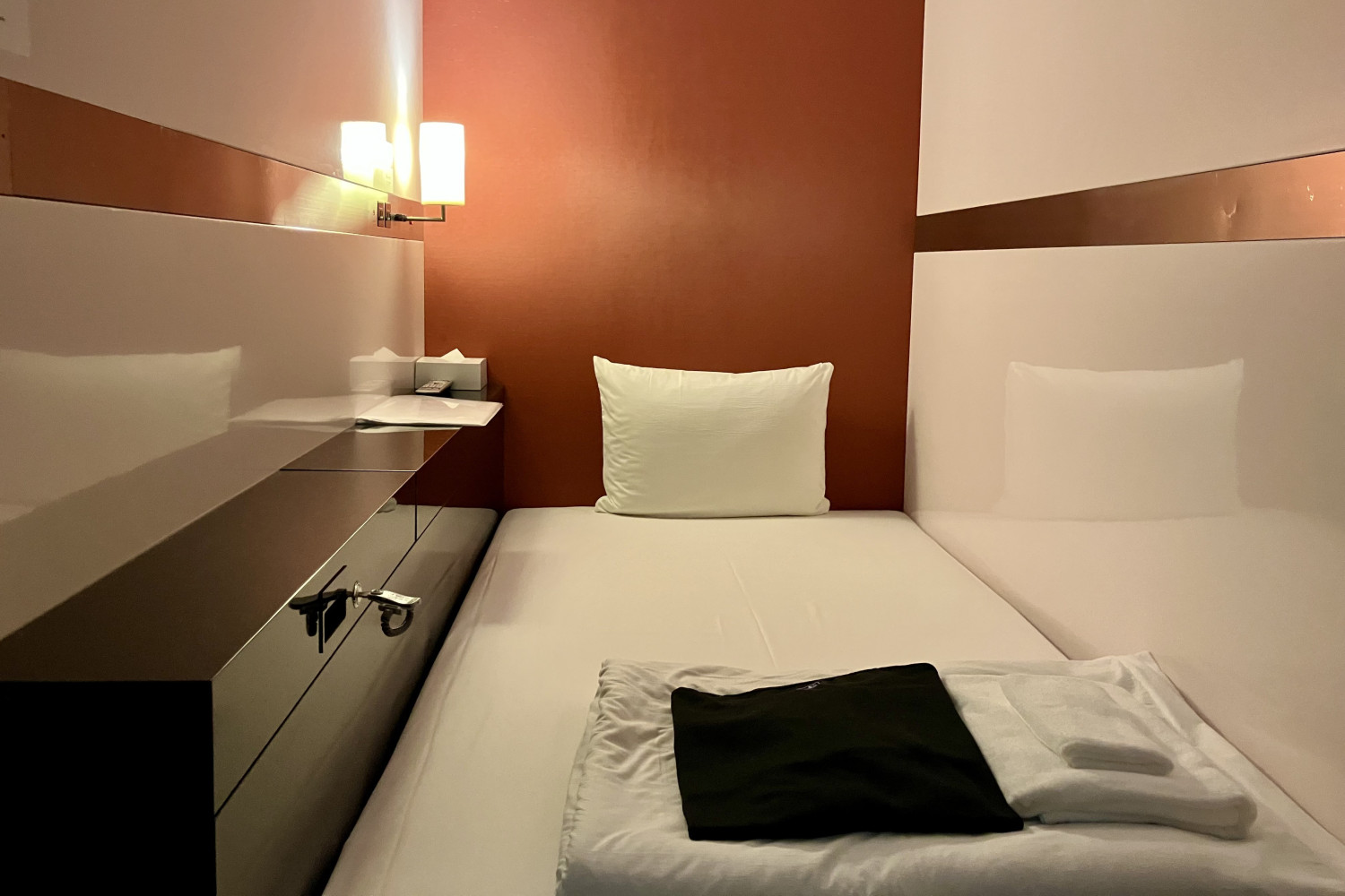 ビジネスクラスキャビン（W1.2 × D2.1 × H2.1 m）