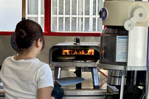 注文後に窯で焼いてくれる本格ピザです!