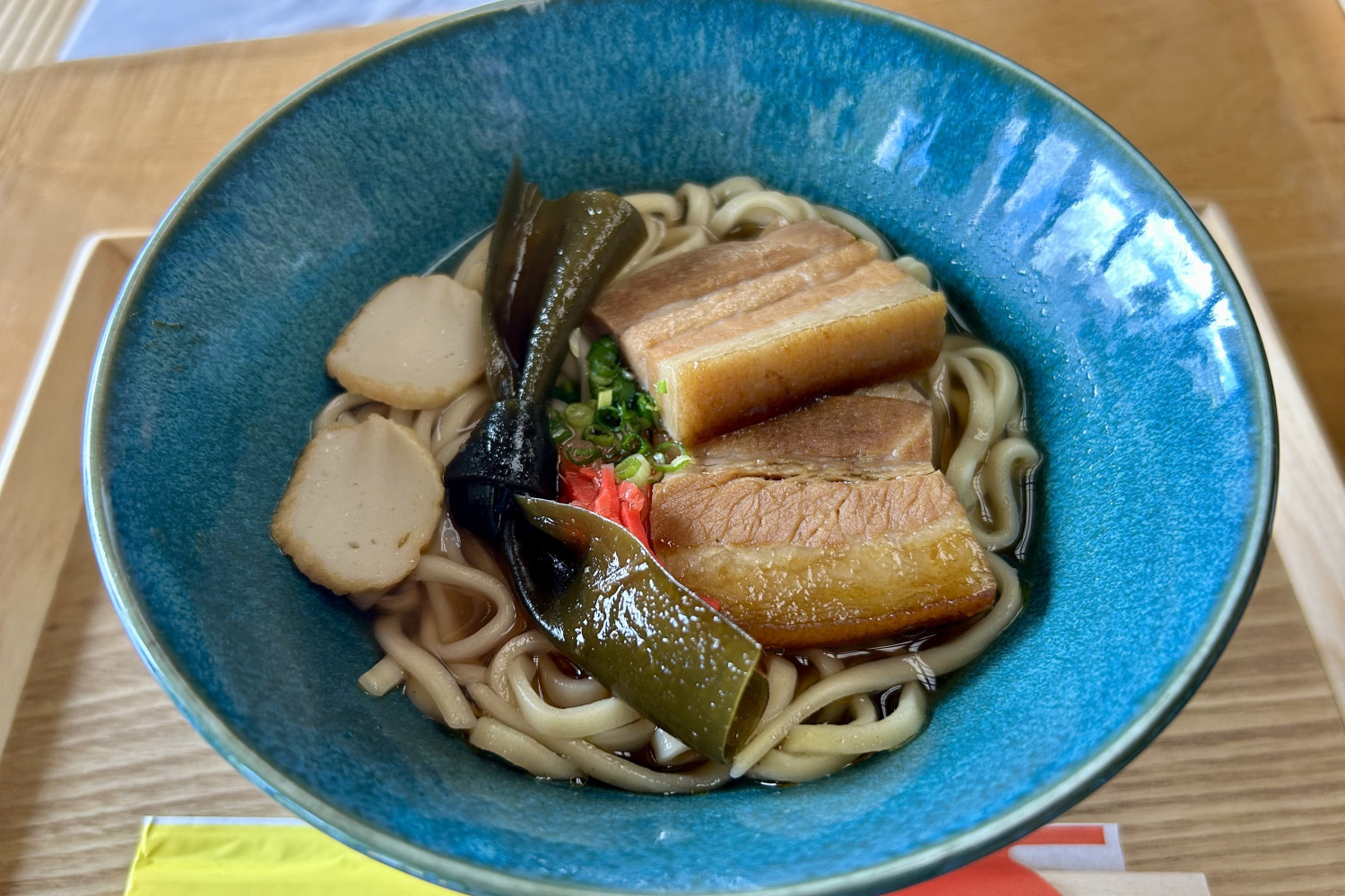 くたくたの昆布と柔らかい三枚肉がのった「沖縄そば」。