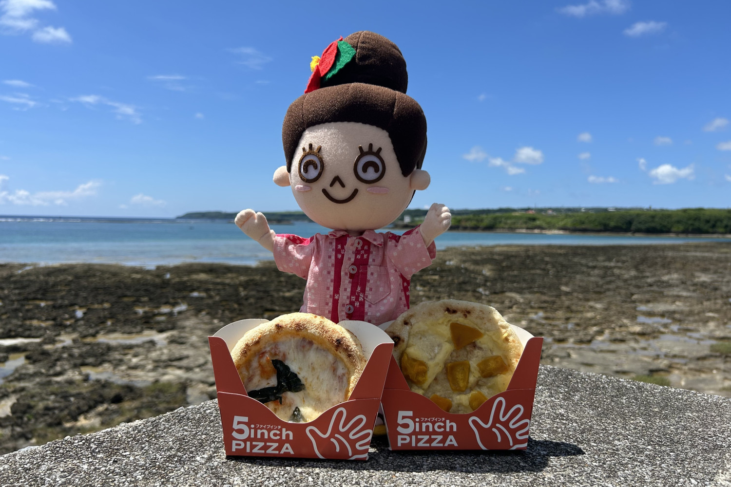 奥武島の海を眺めながら、アツアツピザを頂きました!