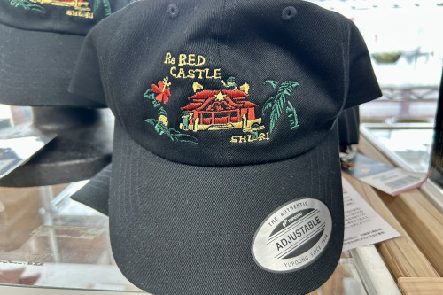 首里城刺繍キャップ(首里城正殿工事中)職人さんの姿も描かれています。©国営沖縄記念公園(首里城公園)