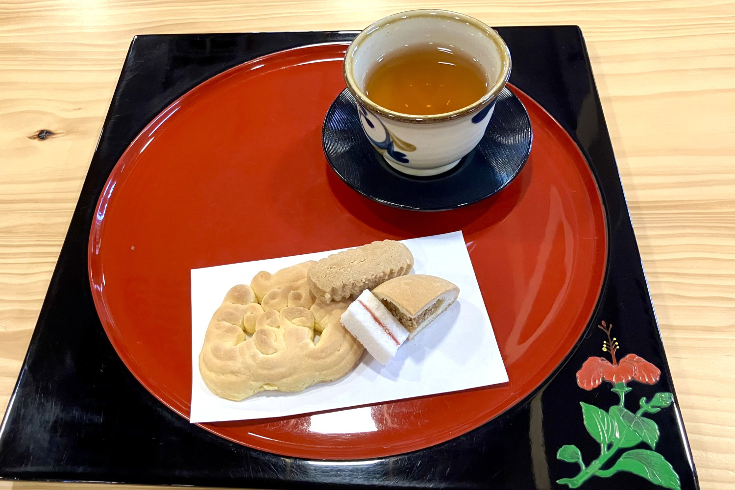 呈茶セット ©国営沖縄記念公園(首里城公園)