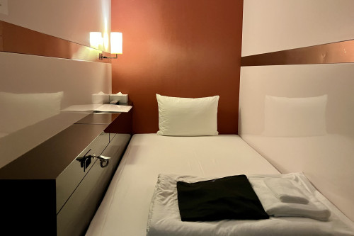 ビジネスクラスキャビン(W1.2 × D2.1 × H2.1 m)