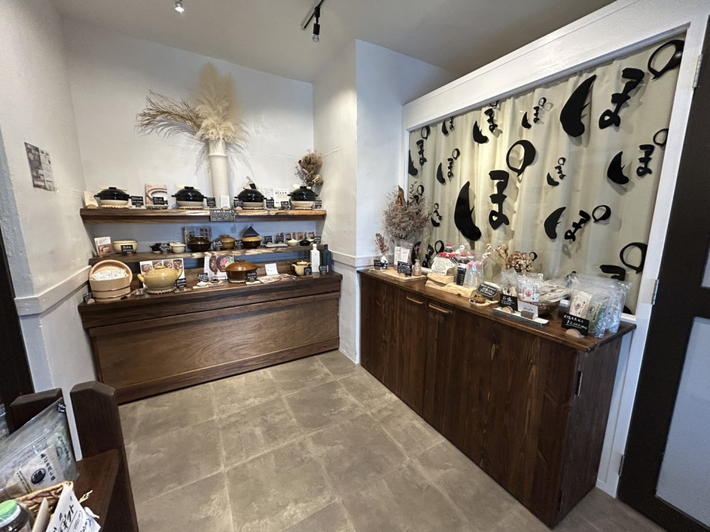 土鍋やお店自慢の出汁の販売も。