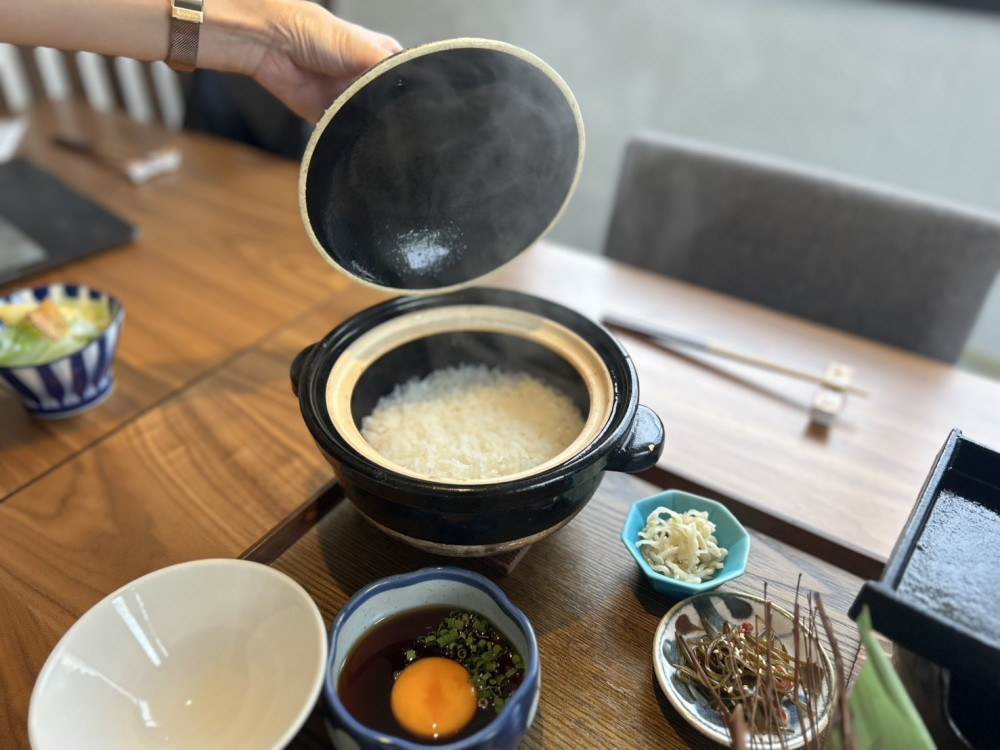 土鍋ご飯の蓋を開けると、ふわっと立ち上る湯気と、つやつや輝く白米。