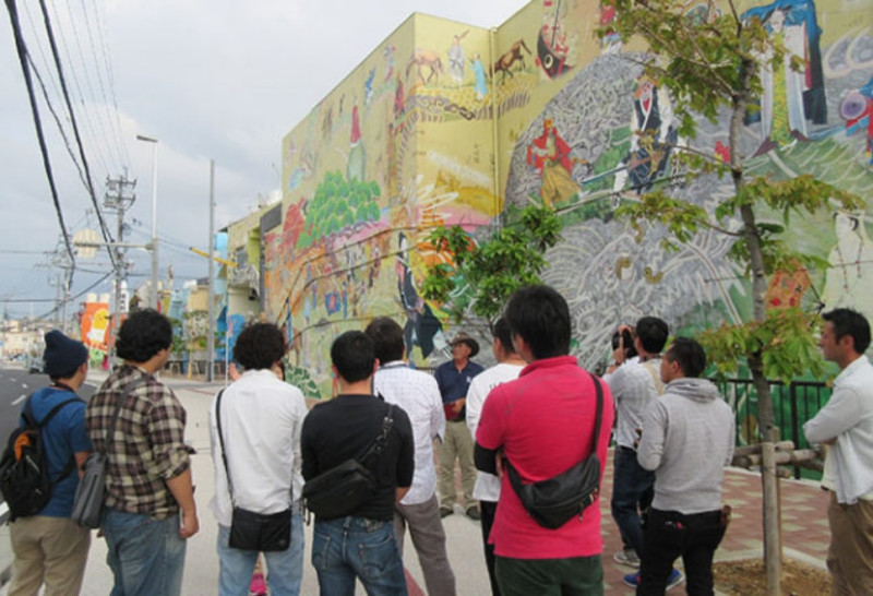 観光まち歩き「沖縄市コザまちまーい」