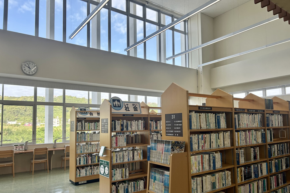 開放的な空間で読書