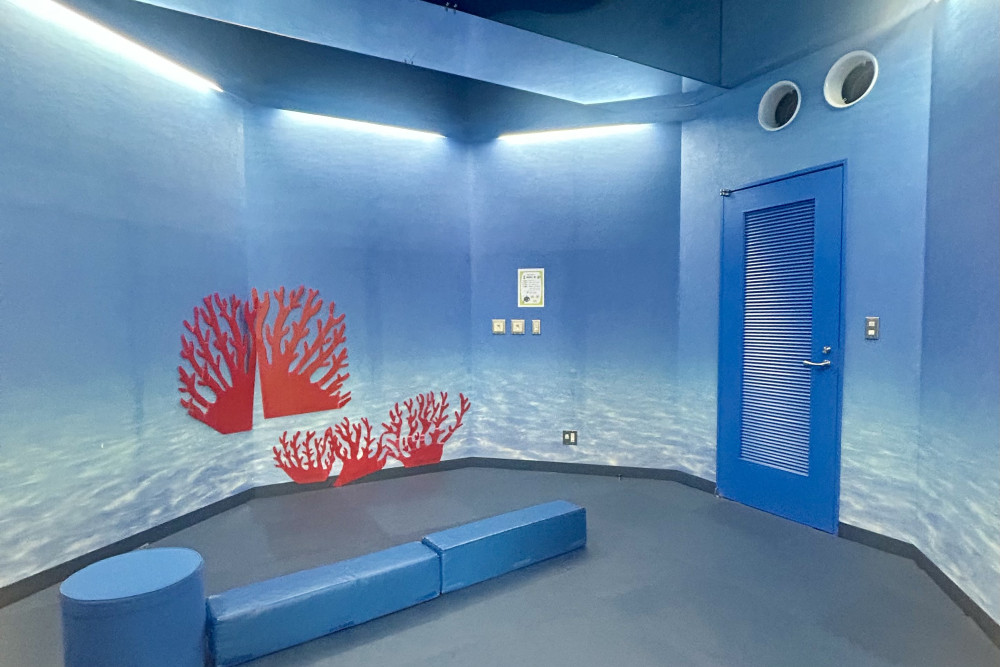 まるで海の中な「おはなしの部屋」